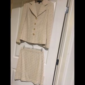 😁Classy gold accented cream suit‼️ ..💐👠